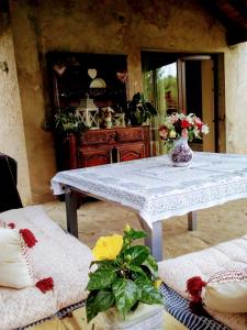 Una mesa blanca con un jarrón encima. en Bim Cathele, en Burbach