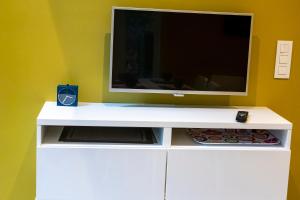 TV a/nebo společenská místnost v ubytování Côté terrasse