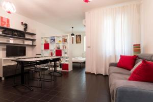 sala de estar con sofá y mesa en Italianway - Polese 36 B en Bolonia