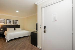 Cama ou camas em um quarto em Rockefeller by Slaviero Hotéis
