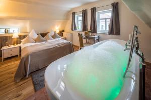 Postel nebo postele na pokoji v ubytování Hotel Wellness Goldenes Fass Meißen