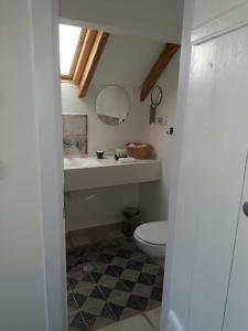 uma casa de banho com um lavatório e um WC em LEGATIA in the German Colony em Jerusalém