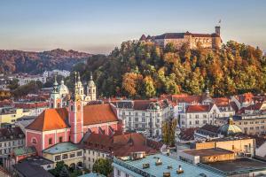 Eine Stadt mit einem Schloss auf einem Berg in der Unterkunft LjubljanaArt Apartment in Ljubljana