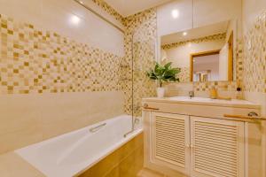 A bathroom at Vila Marina - Luxurious apartment - Sea view