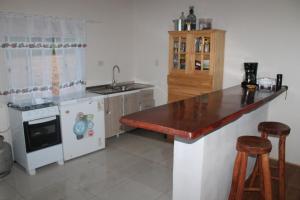 cocina con encimera, fregadero y fogones en La casa del Lago - The lake house ! en Puerto Iguazú