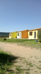 un grupo de edificios en un camino de tierra en Agriturismo B&B Casteldoria, en Santa María