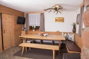 ein Esszimmer mit einem Tisch und einem Sofa in der Unterkunft Ferienhaus Pöttler in Untertauern