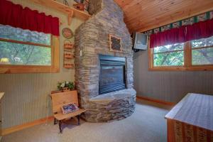 - un salon avec une cheminée en pierre dans une maison dans l'établissement ✪Pigeon Forge✪ View 2 King Bed GSMNP WiFi Hot Tub!, à Sevierville