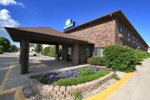 ein Hotelgebäude mit einem Blumenbett davor in der Unterkunft Days Inn by Wyndham Columbia Mall in Grand Forks