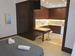 uma cozinha com uma cama, um lavatório e um balcão em Room 56 - Le Dimore em Bari