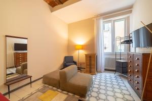 Μια τηλεόραση ή/και κέντρο ψυχαγωγίας στο Galluppi Design Apartment By HouseinNaples