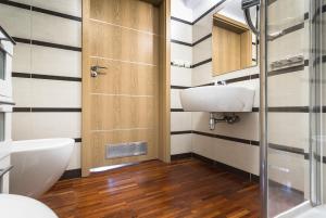 łazienka z toaletą i umywalką w obiekcie Apartamenty na Starówce / Old Town apartments w Toruniu +37 zdjęć
