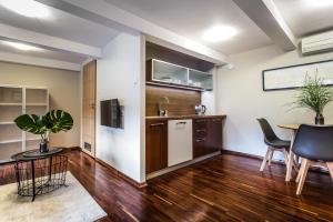 Kuchnia lub aneks kuchenny w obiekcie Apartamenty na Starówce / Old Town apartments