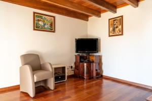 TV a/nebo společenská místnost v ubytování Casa da Mãe do Raivinha