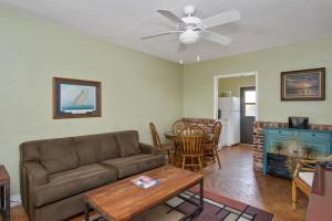 Area soggiorno di Beach Place Guesthouses
