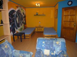 ein Wohnzimmer mit 2 Sofas und einer Tür in der Unterkunft Villa Holiday in Karlsbad