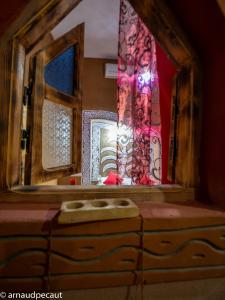 bagno con grande specchio e cassettiera di Dar M'hamid a M'Hamid