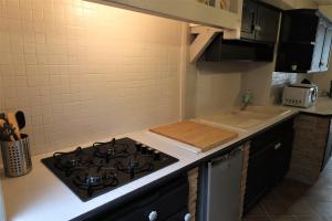 Η κουζίνα ή μικρή κουζίνα στο La Suite, love room, Grand Jacuzzi, port de plaisance de Saint Valery En Caux