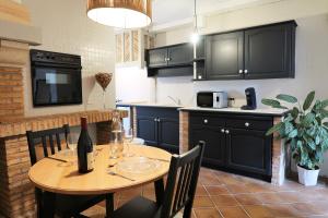 Η κουζίνα ή μικρή κουζίνα στο La Suite, love room, Grand Jacuzzi, port de plaisance de Saint Valery En Caux +5 φωτογραφίες
