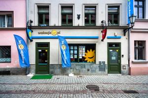 budynek z flagami przed nim w obiekcie Apartamenty na Starówce / Old Town apartments w Toruniu