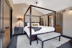 Un pat sau paturi într-o cameră la Bavarian Chalet 4
