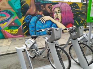 un grupo de bicicletas estacionadas frente a un mural en Susana´s Private Room with Breakfast - Miraflores, en Lima