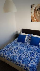 ロタにあるAPARTAMENTO PUERTA AL MARのベッドルーム1室(青と白のベッド、青の枕付)