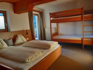 フラッハウにあるHaus Weitgasserのベッドルーム1室(二段ベッド2台、二段ベッド1台付)