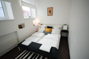 Lova arba lovos apgyvendinimo įstaigoje Romantic New 2 Bedroom Vilnius Best Location