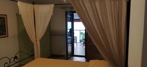 een slaapkamer met gordijnen en een spiegel en een hal bij Bed&Breakfast Castagna in Carlopoli