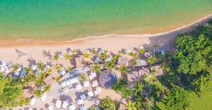 伊利亞貝拉的住宿－DPNY Beach Hotel & SPA Ilhabela，海滩上的度假村的空中景致