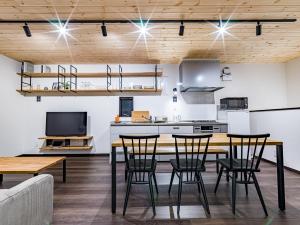 una cucina e una sala da pranzo con tavolo e sedie di Rakuten STAY HOUSE x WILL STYLE Sasebo 108 a Sasebo