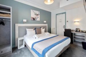 Säng eller sängar i ett rum på Grand Hôtel Des Gobelins