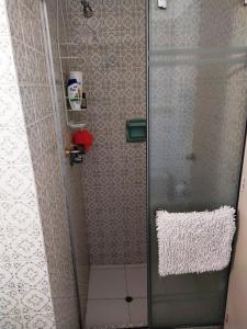 y baño con ducha y puerta de cristal. en Susana´s Private Room with Breakfast - Miraflores, en Lima