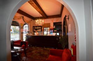 an archway leading to a bar in a restaurant at Hotel Casa Colon in San José