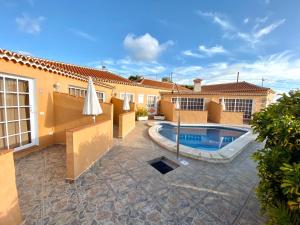 a house with a swimming pool in a yard at Casas Balcón del Mar in El Paso