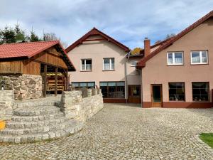 ein Haus mit einer Steinmauer neben einem Gebäude in der Unterkunft Willa Justynka in Bystrzyca Górna