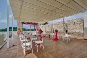 Royalton Antigua, An Autograph Collection All-Inclusive Resort的阳台或露台