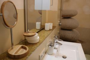 a bathroom with a sink and a mirror at Bella Casa, exklusives Ferienhaus mit Garten in Nuremberg