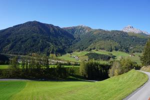 uma estrada que leva a um campo de golfe nas montanhas em Ferienwohnung Wipptalblick em Navis