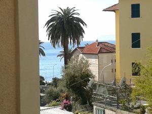 vistas al océano desde un edificio en Au Cavettu B&B, en Varazze