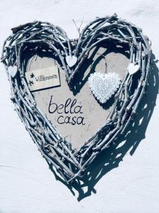 a drawing of a heart with the words bellico casa at Bella Casa, exklusives Ferienhaus mit Garten in Nuremberg