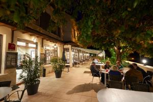 Restoran ili drugo mesto za obedovanje u objektu Logis Hôtel Le Belle Rive