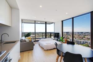 Adelaide的住宿－斯溫森維艾公寓，厨房以及带床和桌子的客厅。