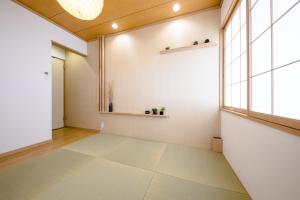 富士河口湖FUJI-AKATSUKI Kuu的客房设有大窗户 和瓷砖地板。 更多37张照片