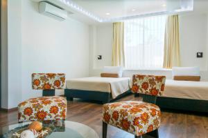 Postel nebo postele na pokoji v ubytování Ikala Galapagos Hotel + 17 fotografií
