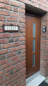 a brick wall with a door and a sign on it at Standardzimmer nahe Messe und Airport in Düsseldorf