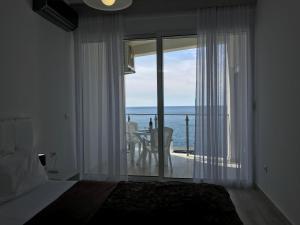 una camera da letto con un letto e vista sull'oceano di First line of the sea 1 a Dobra Voda