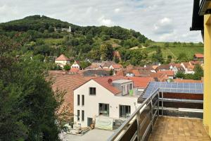 - une vue depuis le toit d'une maison dotée de panneaux solaires dans l'établissement Ferienwohnung "Burgpanorama" in der Südpfalz, à Leinsweiler
