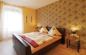ベルンカステル・クースにあるMosella Ferienwohnungenの壁のある部屋のベッド1台が備わるベッドルーム1室を利用します。